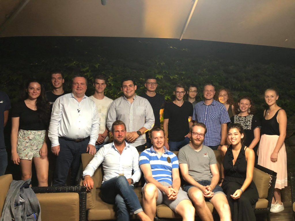 37682841_10157050213882137_872640958301208576_o